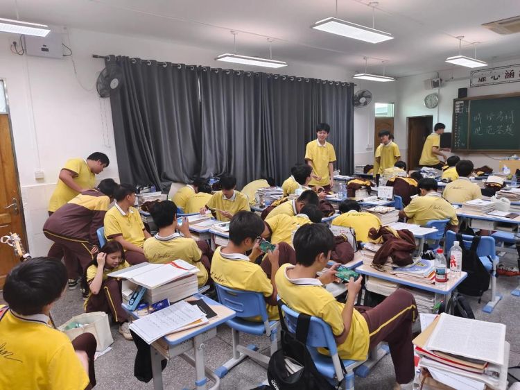 香港高中生活实录 课程特色与校园文化体验